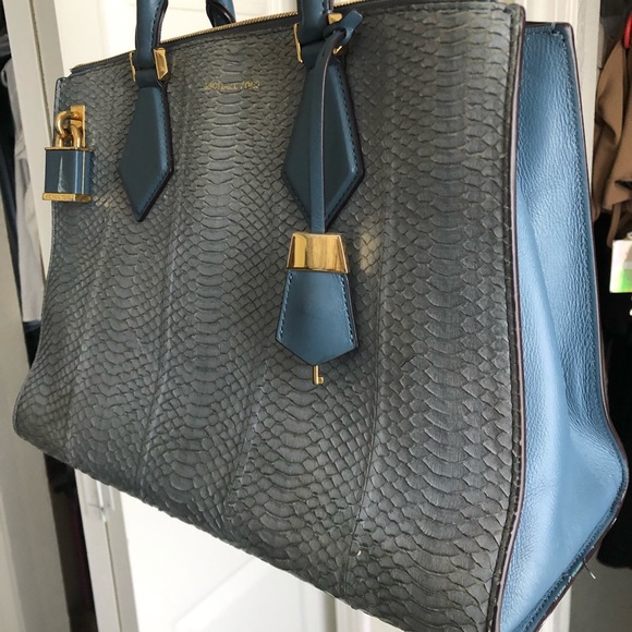 Michael Kors bag very nice still look like new - Picture 3 of 3